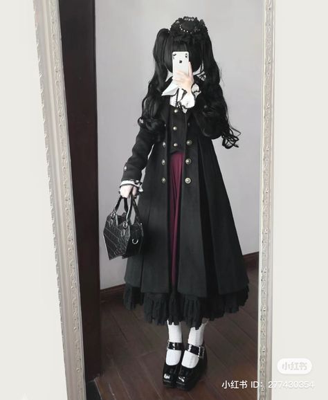 Traditional Gothic Fashion, Gothic Aristocrat Fashion, Ouiji Girl Fashion, Ouji Fashion Female, Egl Fashion Gothic, Ouji Fashion Girl, Witch Vibes Outfit, Aristocrat Dress, Goth Lolitas