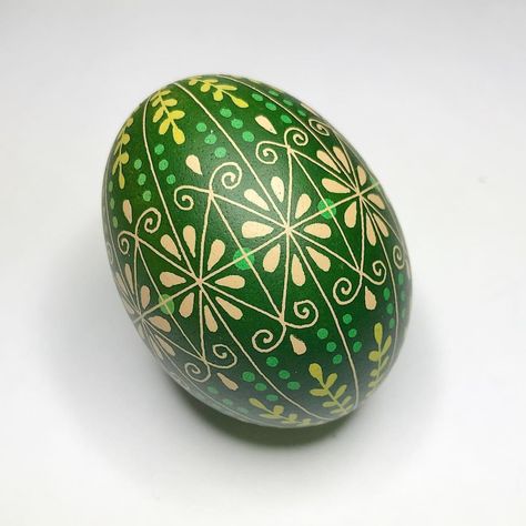 Christmas Pysanky, Pysanky Designs, Pysanka Eggs, Pysanky Eggs Pattern, Decorating Eggs, Pysanky Egg, Ukrainian Eggs, Egg Shell Art, Easter Egg Art