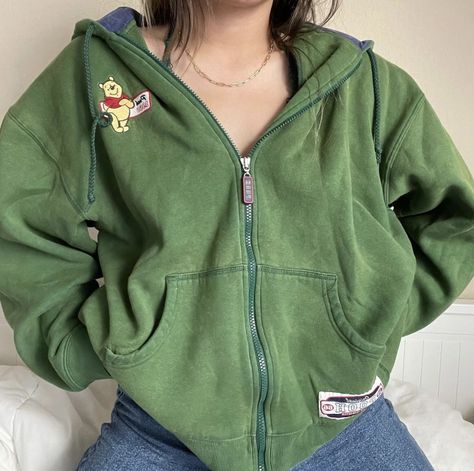 Hoodies Aesthetic Women, Cute Y2k Sweaters, Green Zip Up Sweater Outfit, Cute Jackets Aesthetic, Green Zip Up Outfit, Diy Vetement, Cute Jackets, Swaggy Outfits, Looks Style