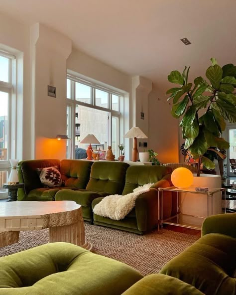 Green Couch Living Room, Aesthetic Rooms, Apartment Decor Inspiration, Future Apartment, Dream Apartment, Apartment Inspiration, Living Room Inspo, Dream Decor, Apartment Interior