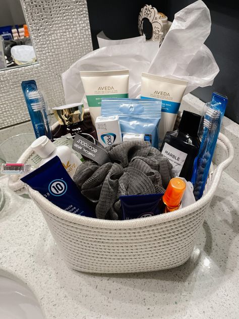 gift for guests on bed Hotel Room Gift Baskets, Toiletry Basket For Guests, Guest Basket Ideas Overnight, Guest Room Gift Basket Ideas, Guest Basket Ideas, Guest Room Basket, Guest Gift Basket, Guest Welcome Baskets, Guest Room Baskets