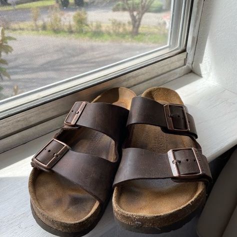 Brown Leather Birkenstocks, Burcanstocks Shoes, Birkenstocks Aesthetic, Birkenstock Aesthetic, Brown Birkenstocks, Leather Birkenstocks, Sandals Aesthetic, Dream Summer, Birkenstock Brown