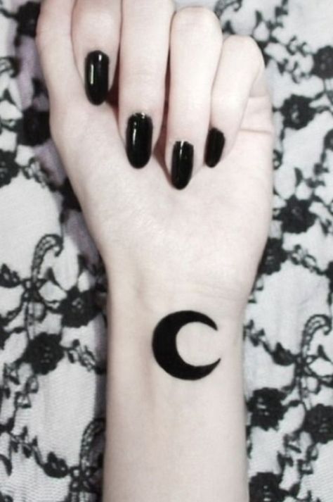 Half Moon Tattoo, Small Moon Tattoos, Cute Tattoos On Wrist, Moon Phases Tattoo, Grunge Tattoo, Cool Wrist Tattoos, Wrist Tattoos For Guys, Tattoo Zeichnungen, Moon Tattoo Designs