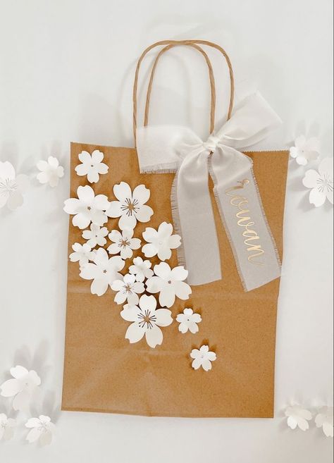 Paper Bag Gift Ideas Packaging, Diy Paper Bag Design, Kraft Bags Decoration, Homemade Paper Bag, Paper Bags Decoration Ideas, How To Decorate Brown Paper Gift Bags, Gift Bags Decorating Ideas, Pretty Gift Bags Packaging Ideas, Present Bags Ideas