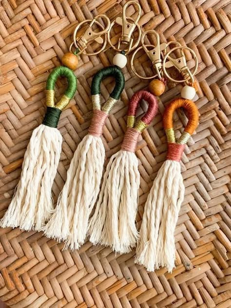 Diy Yarn Decor, Boho Tassel Keychain, Makramee Diy, Tassel Keyring, Handmade Keychains, Macrame Keychain, Keychain Ideas, Diy Tassel, Rope Crafts