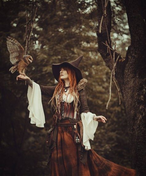 Earthy Witch Costume, Cottagecore Witch Costume, Celtic Witch Costume, Cottage Witch Costume, Nature Witch Costume, Medieval Witch Costume, Witchy Costume Ideas, Wiccan Outfits, Forest Witch Costume