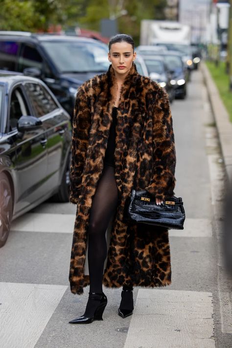 Leopard Print is Back (Again) For 2024– Here’s How to Wear It Now Print Coat Outfit, Faux Fur Coats Outfit, Leopard Fur Coat, Fur Coat Outfit, Kim Kardashian Outfits, Leopard Print Fashion, Leopard Print Blazer, Kardashian Outfit, Blogger Street Style