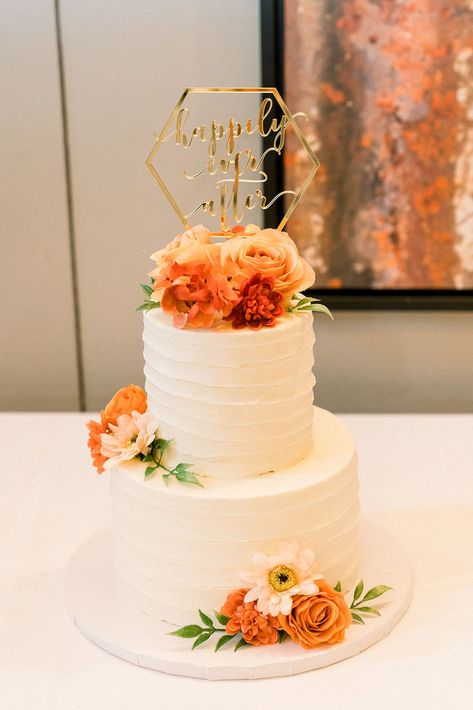 Wedding Cake Designs Orange, Wedding Cake Burnt Orange Flowers, Rusty Orange Wedding Cake, Orange And White Cake Design, Peach Flower Wedding Cake, Burnt Orange Wedding Cake Ideas, Fresh Cream Wedding Cake, Orange Flower Wedding Cake, Rustic Orange Wedding Cake