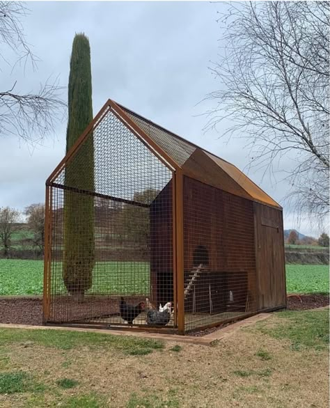 All Season Chicken Coop, Minimalist Chicken Coop, Scandinavian Chicken Coop, Unique Fence Ideas Creative, Large Chicken Coop Ideas, Hen House Ideas, Chicken Coop Ideas Backyard, Chicken Yards, Chicken House Plans