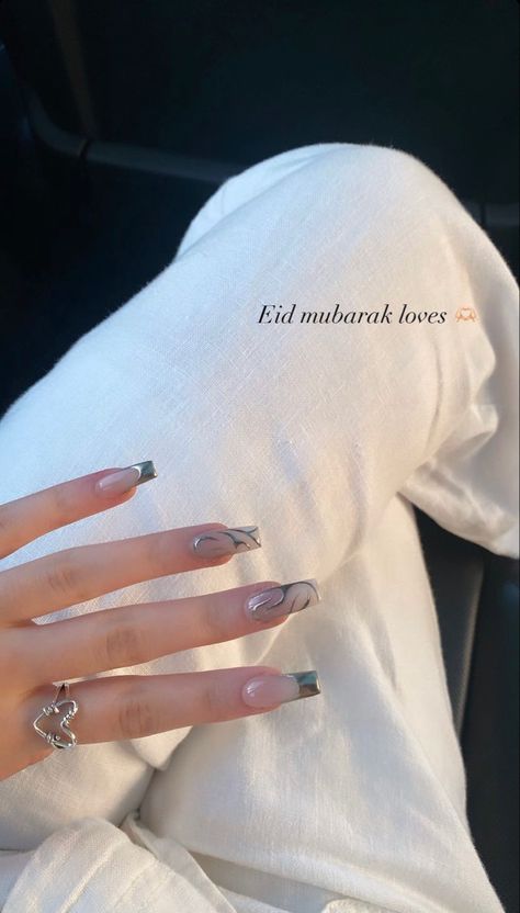 Chic Almond Nails 2022, Nails Acrylic Silver Chrome, Cute Aesthetic Square Nails, Long Acrylic Nails Metallic, Square Nails With Chrome, Square Silver Chrome Nails, Aesthetic Silver Nails, Silver Chrome Design Nails, Uñas Yeri Mua