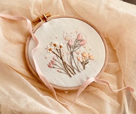 One of my favorites, wildflowers blowing in the wind. Pintura A Guache, Pumpkin Embroidery, Learning To Embroider, Beginner Embroidery Kit, Beginner Embroidery, Hand Embroidery Kits, Easy Embroidery, Towel Embroidery, Cotton Gift Bag