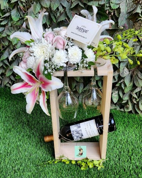 Wine Hamper Ideas, Wine Bottle Packing Ideas, Diwali Edit, Classy Packaging, Vodka Packaging, Corporate Gift Baskets, Cupcake Gift, Gold Decal, Wine Hampers