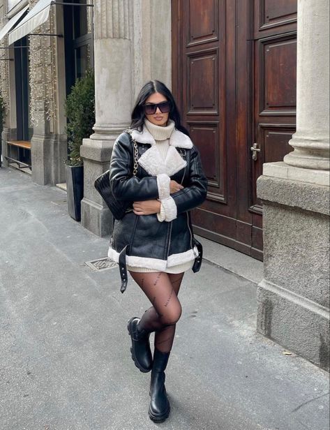 Berlin Winter Street Style, Venice Winter Fashion, Milan Street Style Winter 2023, Venice Italy Outfit Winter, Autumn City Break Outfit, Venice Winter Outfit, Budapest Outfit Winter, Italian Outfit Winter, Amsterdam Outfit Autumn