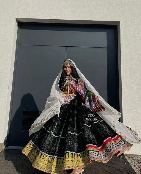 Hazaragi Dress Design, Pashto Dress, Mendhi Dress, Hazaragi Dresses, Hair Goals Curly, Curly Hair Vacation, Afghanistan Dress, Hair Ideas Curly, Curly Hair Goals