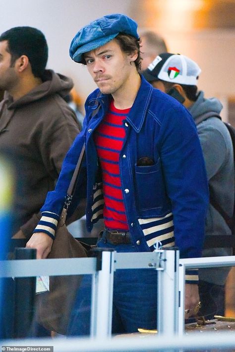 Harry Styles Looks, Harry Outfits, Harry Styles Outfit, Harry 1d, Harry Styles Pictures, Harry Styles Photos, Mr Style, At The Airport, 70s Inspired