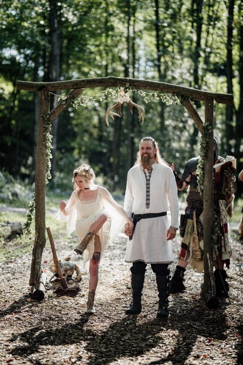 bride and groom wedding portraits Mens Pagan Wedding Attire, Viking Wedding Ideas Grooms, Viking Wedding Arch, Viking Wedding Ideas Dresses, Mens Viking Wedding Attire, Viking Elopement, Viking Style Wedding, Viking Wedding Decor, Vikings Wedding