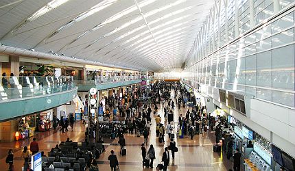 The top ten busiest airports Hamad International Airport, Airport Guide, Tokyo Subway, Airport Shopping, Haneda Airport, Airport Tips, Japanese Travel, Alaska Airlines, Japan Travel Guide