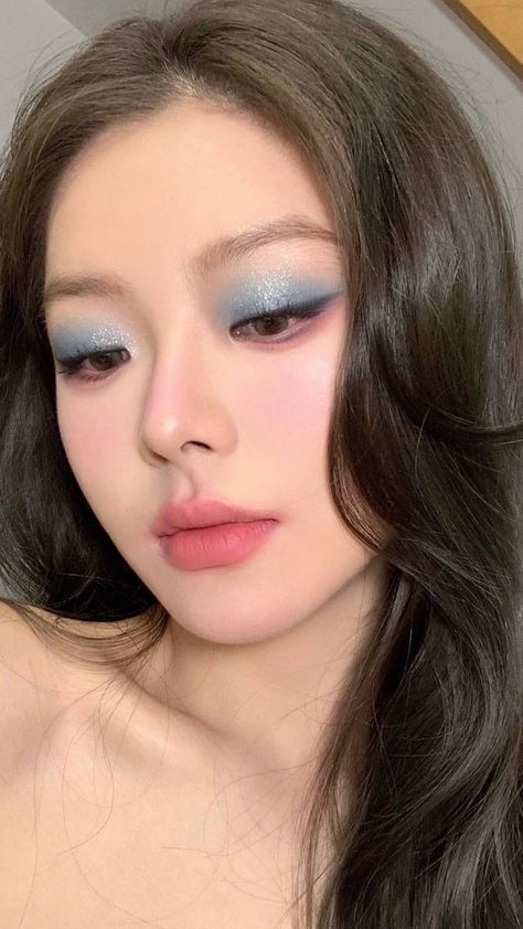 Angelcore Makeup, Haircut Ideas For Long Hair, Makeup Ethereal, Korean Makeup Trends, Blue Eyeshadow Makeup, Teen Makeup, Makeup Layout, Ideas For Long Hair, Makeup Asian