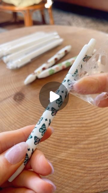 143K likes, 4,907 comments - caluyadesign el December 13, 2023: "NEW UV DTF Pen Wraps! 🖊️💖 Comment “pen” and I will send you the links & more info ❤️ With 23 fab designs, you can turn ..." Diy Pen Gift Wrap, Pen Thank You Gift Ideas, How To Make Pen Wraps, Sublimation Pens Diy, Personalized Pens Diy, Pen Wrapping Ideas, Sublimation Pen Wraps, Pen Gift Wrapping Ideas, Uvdtf Ideas