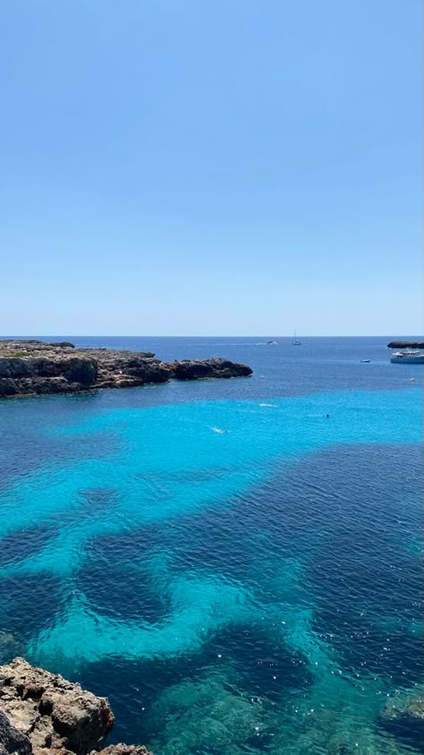 blue water menorca, best calas in menorca, es caló blanc Season Pictures, Sea Pics, Ibiza Formentera, Beach Walking, Wallpaper Summer, Pretty Views, Summer Destinations, Ocean Vibes, Balearic Islands