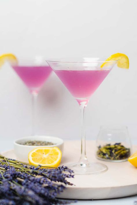 Easy Lavender Martini Recipe Blueberry Lavender Martini, Lavender Drop Martini, Lavender Gin Martini, Lemon Lavender Martini, Keto Martini Recipes, Lavender Martini Recipe, Lavender Lemon Drop Martini, Lavender Drinks Alcoholic, Lavender Syrup Cocktails