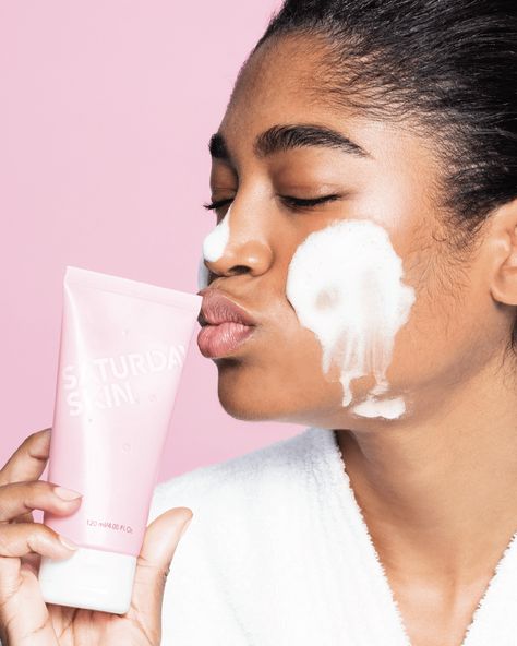 Rise and shine! This soft, whipped cleanser from Saturday Skin combines a hydrating gel with a bouncy, creamy texture that leaves skin super-fresh and healthy-looking. Wh Skincare Mockup, Skincare Photo, Apple Extract, Aging Makeup, Peach Extract, Soko Glam, Saturday Skin, Anti Aging Makeup, Skin Care Guide