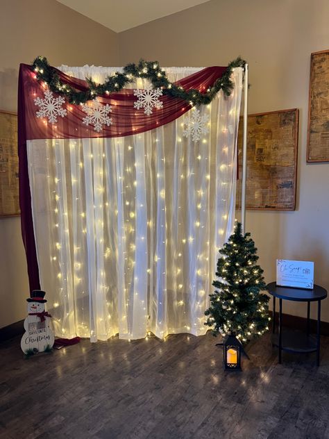 Christmas Decor Ideas Photobooth, Christmas Wall Backdrop, Christmas Photobooth Diy Backdrop Ideas, Xmas Photo Booth, Xmas Photobooth, Christmas Room Inspiration, Christmas Photobooth, Christmas Photo Background, Christmas Party Centerpieces