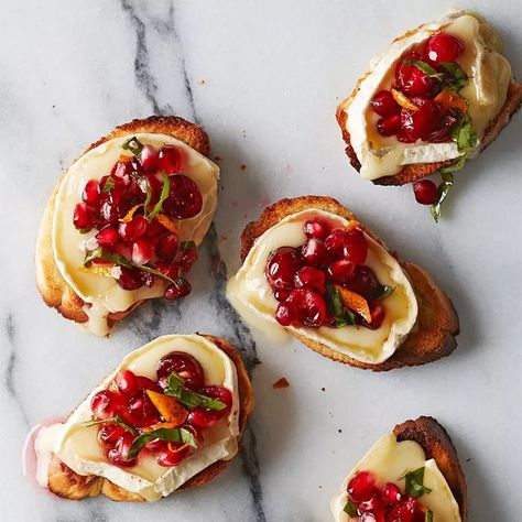 15+ Thanksgiving Appetizer Recipes to Eat for Lunch Brie Bruschetta, Cheese Board Easy, Orange Cauliflower, Cranberry Brie, Thanksgiving Appetizer Recipes, Apple Bite, Brie Bites, Festive Appetizers, Elegant Appetizers