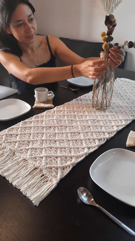 Simpul Makrame, Pola Macrame, Macrame Runner, Tutorial Macramé, Macrame Plant Hanger Tutorial, Macrame Plant Hanger Patterns, Macrame Knots Tutorial, Macrame Table Runner, Baby Blanket Knitting