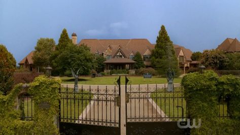 Legacies cw Salvatore boarding school. School for the supernatural. Salvatore Boarding School, Salvatore School, Salvatore Boarding House, Boarding School Aesthetic, Roman Godfrey, Vampier Diaries, The Vampire Diaries 3, Vampire Diaries Movie, Front Gate