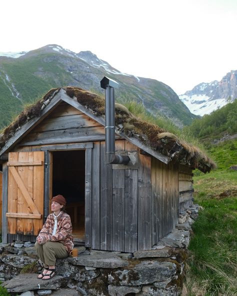 URKE ⛰️🫶🏼✨ - story time ◡̈ These little mountain huts deserve an entire blog post of their own because of their history (which I will share asap) but what must be said about these huts is that the owner, Terje, has to be one of the coolest, kindest people we could ever have hoped to meet on our travels 💘 After a big day of hiking, cold-plunging + sauna-ing, we were so excited to see a teeny weeny sign pointing to a hidden cafe. We decided to go grab a coffee, rest our legs and plan our rout... Village Hut, Hut On Water, Backcountry Hut Company, Hut To Hut Hiking, Bhunga Huts, Mountain Huts, Kinds Of People, Story Time, The Mountain