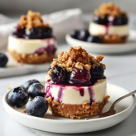 Budget Meals Mini Blueberry Cheesecakes, Crossiant Recipes, Mini Blueberry Pies, Cheesecake Blueberry, Cinnamon Bread Easy, Portable Dessert, Hacks For Home, Mini Cheesecake Recipes, Blueberry Topping