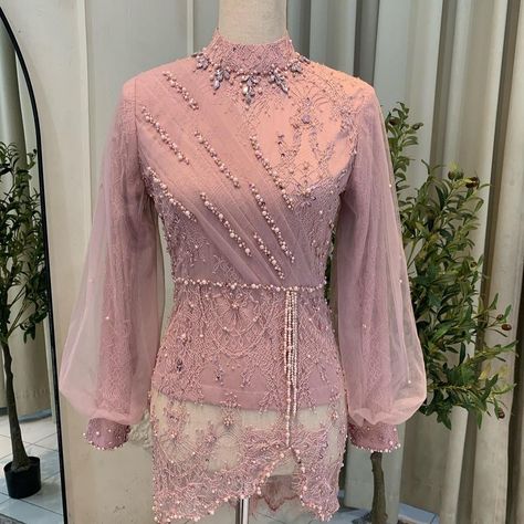 Kebaya Rose Gold Wisuda, Kebaya Rose Gold, Bella Square, Kebaya Modern Dress, Dress Kebaya, Muslim Fashion Dress, Stylish Dress Designs, Islamic Fashion, Modest Fashion Outfits