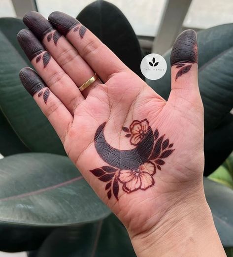 Moon Mehendi Designs Front Hand, Mehindi Desgin Simple Front Hand Easy, Small Mehndi Designs, Small Mehndi, Mehndi Designs For Front Hand, Minimal Mehndi, Hina Design, Wrist Henna, Eid Pics