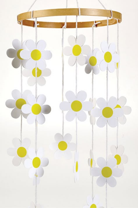 Spring is in the air with this daisy mobile. TO make, print out the free template on Astrobrights Cardstock, cut out the shapes, and attach to string. This DIY spring decor is perfect for a nursery, classroom, or birthday party. *Difficulty level: Medium* Well Hanging Ideas, Simple Ideas For Room Decoration, Daisy Theme Nursery Room, Yellow Daisy Nursery, Pastel Yellow Nursery Ideas, Retro Flower Nursery, Daisy Themed Bedroom, Daisy Accent Wall, Flower Child Nursery