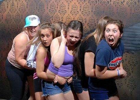 This haunted house snaps a hilarious photo at the exact moment you get terrified (click for more) Haunted House Pictures, Best Haunted Houses, Fear Factory, Scary Haunted House, Laughing Face, House Funny, Flash Photo, Draw The Squad, Face Swaps