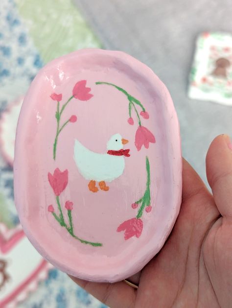 Houses of Tiny on X: "Tulip duck trinket dish 🌷💐🌼 https://t.co/qpzs1a1m7R" / X Air Clay Crafts Ideas, Pink Trinket Dish, Cute Painted Ceramics, Diy Air Dry Clay Crafts, Air Dry Clay Duck, Pottery Trinket Dish, Diy Clay Trinket Dish, Tiny Clay Ideas, Cute Clay Stuff