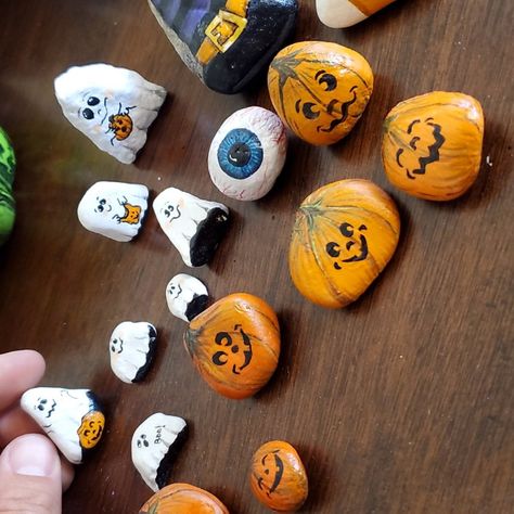 HALLOWEEN PAINTED ROCK 5 Piece Set/ Ghosts/ Pumpkins/ Witches Hats/ Trick or Treat/ Candy Corn - Etsy Halloween Pebbles, Scarecrow Painting, Fall Pumpkins Painting, Holiday Owl, Rock Painting Tutorial, Halloween Party Gifts, Halloween Rocks, Pumpkin Art, Hand Painted Stones