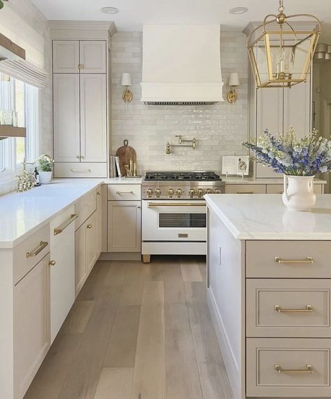 Kitchen With Gold Hardware, Farmhouse Kitchen Flooring, Trendy Farmhouse Kitchen, Koti Diy, Country View, Kitchen 2024, Kitchen Updates, Modern Farmhouse Kitchen, 2024 Wishlist