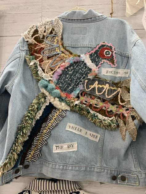 Altered Denim Jacket, Mystic Outfits Boho Style, Diy Patchwork Jacket, Denim Jacket Refashion, Diy Jacket Refashion, Modified Clothing, Ropa Upcycling, Upcycled Jackets, Upcycled Denim Jacket