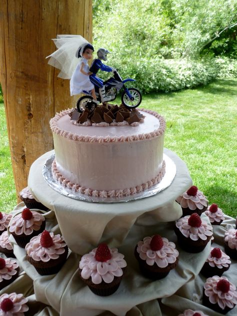 Motor Cake Design, Motor Cake, 25th Wedding Anniversary Cakes, Grooms Cake Ideas, Happy Anniversary Wedding, Wedding Cake Cupcakes, Bike Cakes, Bike Wedding, Happy Anniversary Cakes