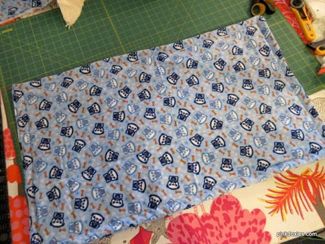 Diy Dog Blankets, Cat Bed Diy, Dog Bed Sewing, Dog Bed Sewing Pattern, Diy For Pets, Fleece Dog Bed, Dog Bedding, Charity Sewing, Dog Crate Pads