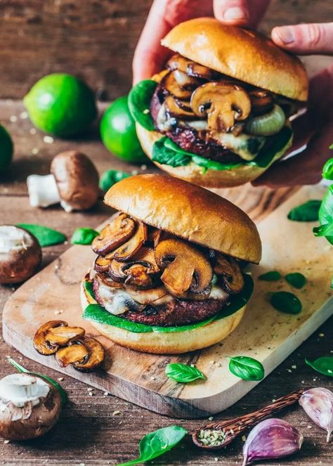 mozzarella mushroom burger, pour la mozza vg Vegan Burger Patties, Making Burger Patties, Mozzarella Recipes, Mushroom Burger, Vegan Mozzarella, Christmas Recipes Appetizers, Vegan Burger, Vegan Burgers, Burger Recipes