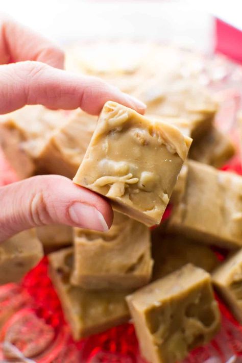 Penuche Fudge Penuche Fudge, Brown Sugar Fudge, Homemade Fudge Recipes, Walnut Fudge, Fudge Recipes Easy, Butter Fudge, Candy Recipes Homemade, Homemade Fudge, Christmas Candy Recipes