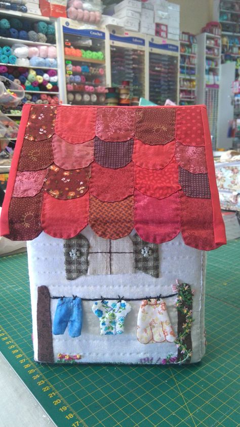 Fabric Houses Tutorial, Craft Houses, Operation Christmas Child Boxes, Cottage Exteriors, Purse Ideas, Sewing Case, Fabric Box, Sewing Machine Projects, Operation Christmas Child