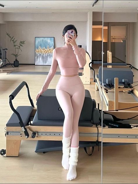 Coquette Exercise Outfit, Pink Exercise Outfit, Gym Korean Outfit, Pink Pilates Princess Workout Outfit, Cute Pink Gym Outfits, Coquette Workout Clothes, Gym Girlies Outfit, Asian Workout Outfit, Pink Workout Outfit Aesthetic