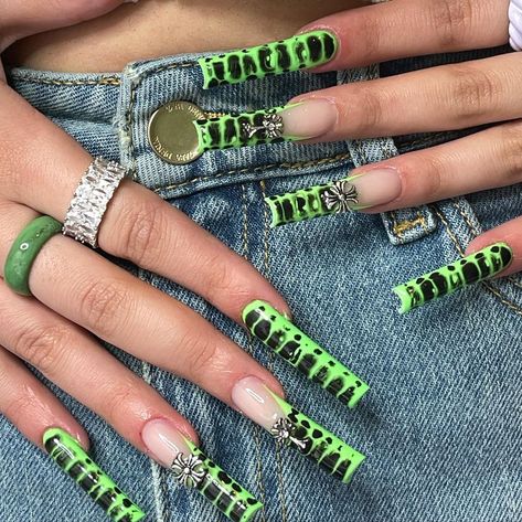 Black And Green Nails, 90s Nails, Tech Inspiration, Nail Board, Pointy Nails, Star Nail Art, Stylish Nails Designs, Goth Nails, Glamorous Nails