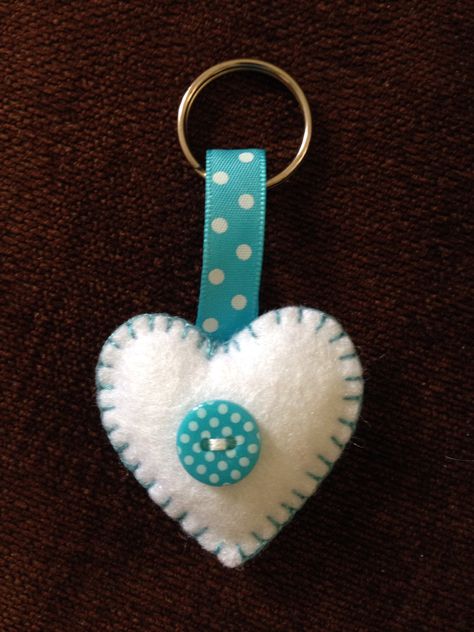 Felt heart keyring Felt Craft Keychains, Felt Keyring Ideas Free Pattern, Felt Keyring, Balloon Template, E Textiles, Felt Keychain, Embroidery Hoop Crafts, Wool Felt Projects, Scrap Fabric Crafts