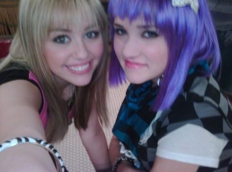 Hannah and Lola ❤️ Lilly Hannah Montana, Hannah Montana Show, Hannah Miley, Hannah Montana Forever, Old Disney Channel, Miley Stewart, Emily Osment, Disney Channel Shows, Hannah Montana