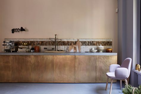 The Home of Fritz Hansen Showroom in Milan Living Colors, Warm Kitchen, Comfortable Dining Chairs, Brass Kitchen, Fritz Hansen, Skagen, Scandinavian Home, Country Kitchen, A Kitchen